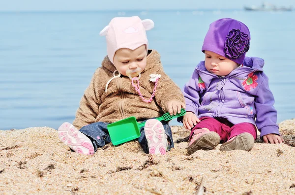 Baby friends on the sea shore — Stock Photo, Image