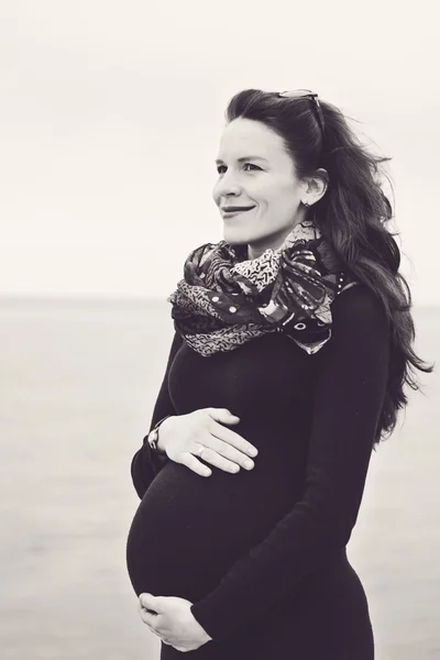 Kobieta w ciąży na wiosnę — Zdjęcie stockowe