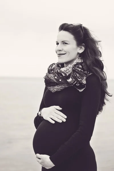 Femme enceinte au printemps — Photo