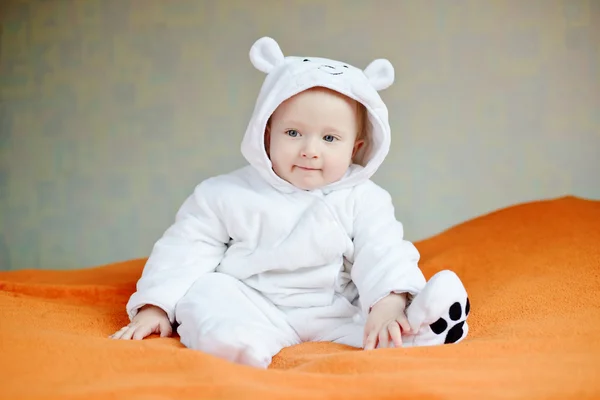 Bebê vestindo traje de urso polar — Fotografia de Stock