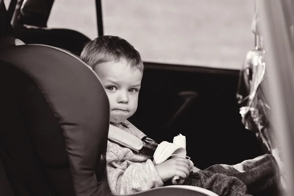 Niño pequeño en el asiento del coche —  Fotos de Stock