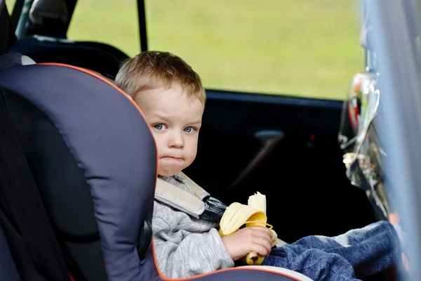 Μικρό παιδί αγόρι στο κάθισμα αυτοκινήτου Royalty Free Εικόνες Αρχείου
