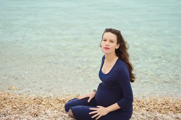 Těhotná žena u moře — Stock fotografie