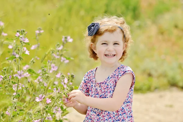 Pretty toddler girl in spring — Stock Photo, Image