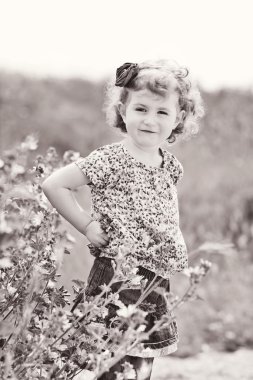 alanındaki sevimli yürümeye başlayan çocuk