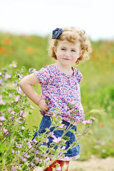 Schattig peuter in veld — Stockfoto