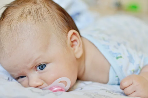 Bebê não pode manter a cabeça — Fotografia de Stock