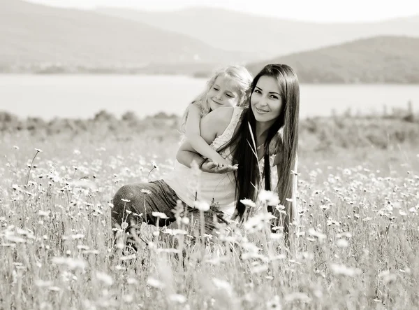 Moeder en dochter in veld — Stockfoto