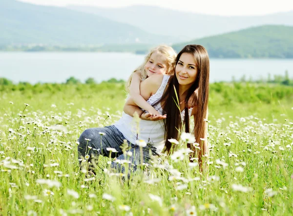Mother and daughter in field — Stock Photo, Image