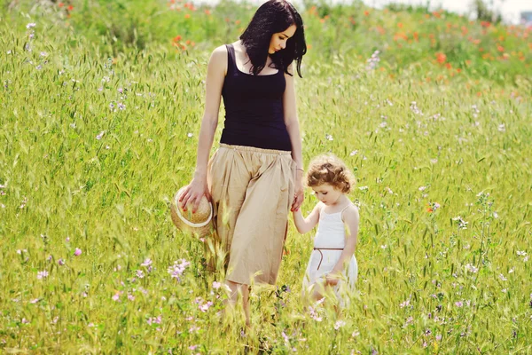 Moeder wandelen met peuter meisje — Stockfoto