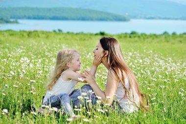 Anne kucağı kızı.