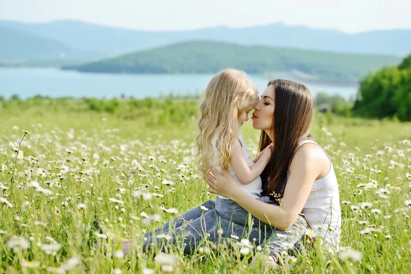 Anya átölelve kisgyermek lány — Stock Fotó