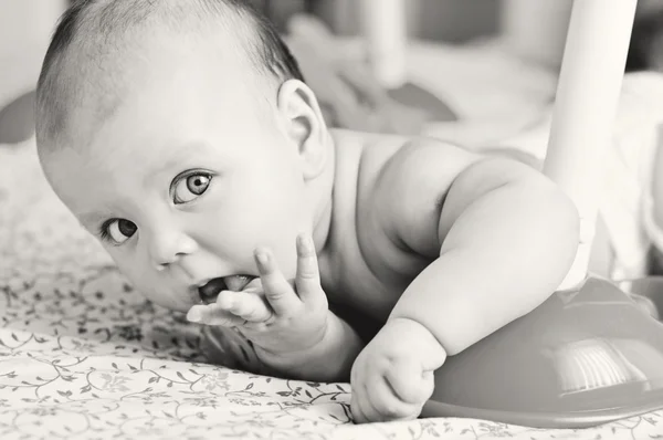 Bébé avec doigt dans la bouche — Photo