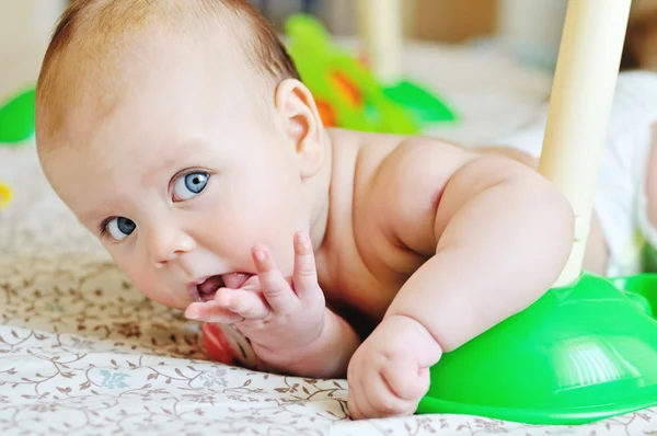 Bebê com o dedo na boca — Fotografia de Stock