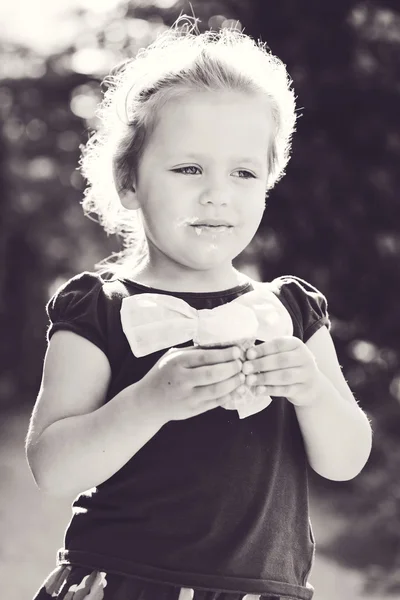 Little girl eating  ice-cream — Stock Photo, Image