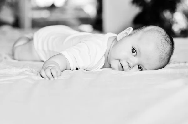 Bambino sul letto — Foto Stock