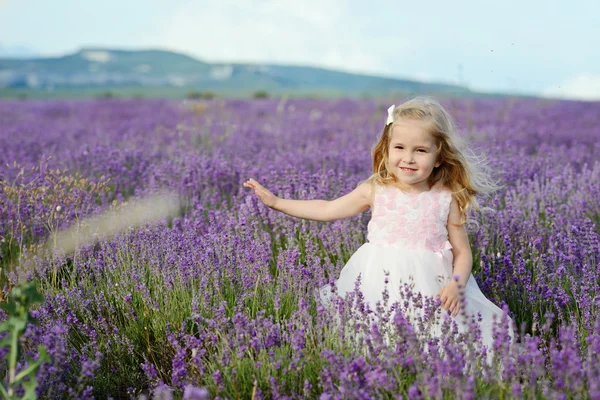 Barn girl i lavendel fält — Stockfoto