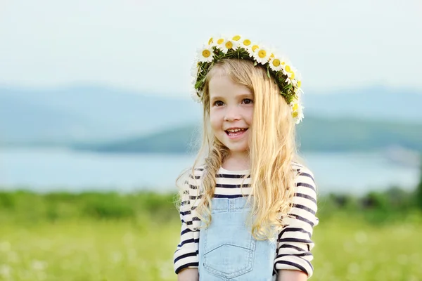 Menina feliz no campo — Fotografia de Stock