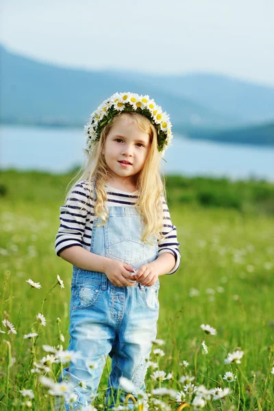 Flicka i daisy fältet — Stockfoto