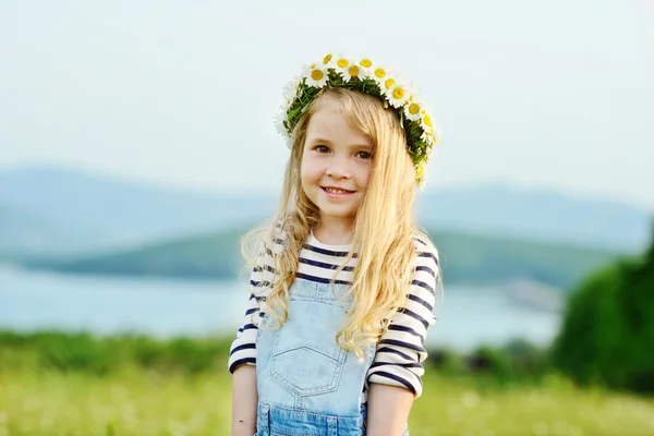 Meisje in daisy veld — Stockfoto