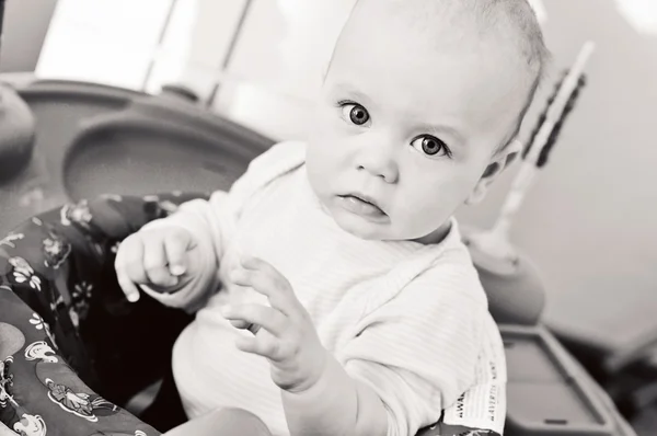 Bebê brincando em bebê jumper — Fotografia de Stock