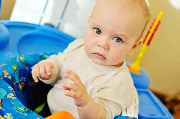 Bebê brincando em bebê jumper — Fotografia de Stock