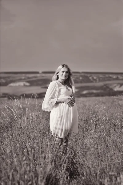 Zwangere vrouw in een Lavendel veld — Stockfoto