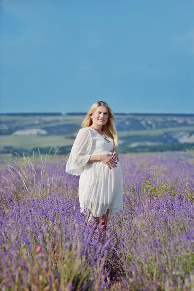 Gravid kvinna i ett lavendel fält — 图库照片