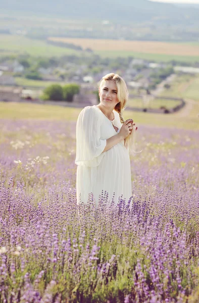 Gravid kvinna i ett lavendel fält — Stockfoto