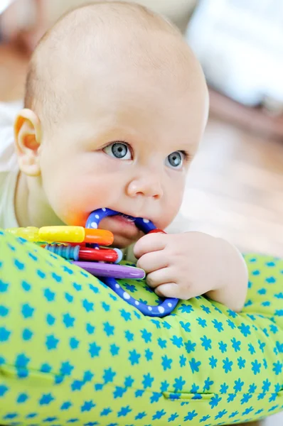 Bebê com brinquedo na boca — Fotografia de Stock