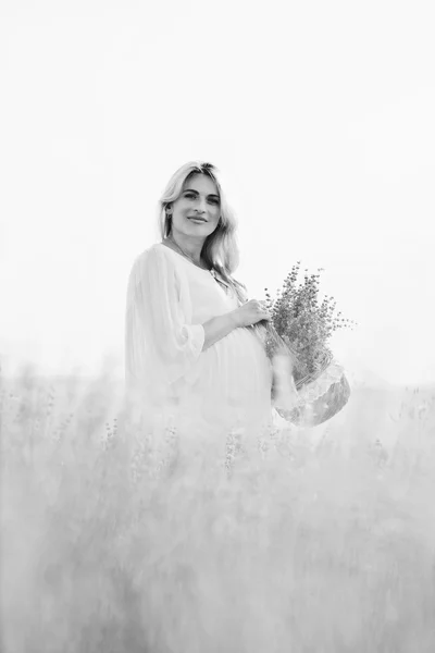 Mulher em um campo de lavanda — Fotografia de Stock