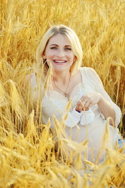 Donna incinta nel grano — Foto Stock