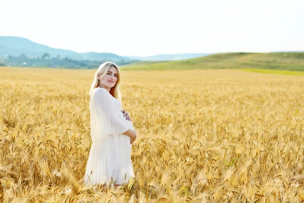 Mujer embarazada en campo de trigo — Foto de Stock