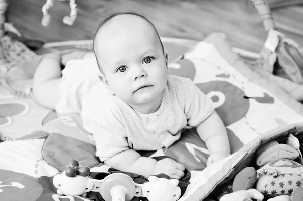 Baby op het tapijt — Stockfoto