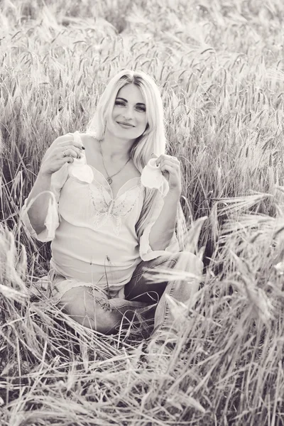 Těhotná žena v pšeničné pole — Stock fotografie