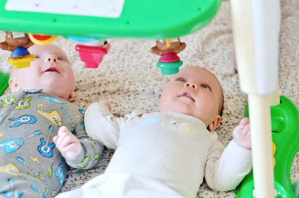 Bebês com brinquedo — Fotografia de Stock