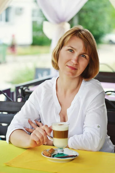 Woman with coffee — Stock Photo, Image