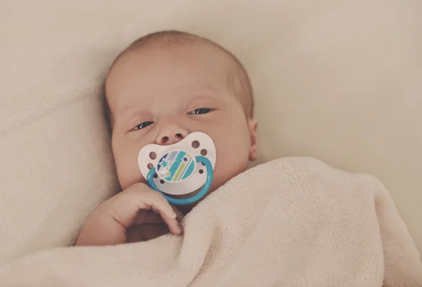 Novorozenec s maketou — Stock fotografie