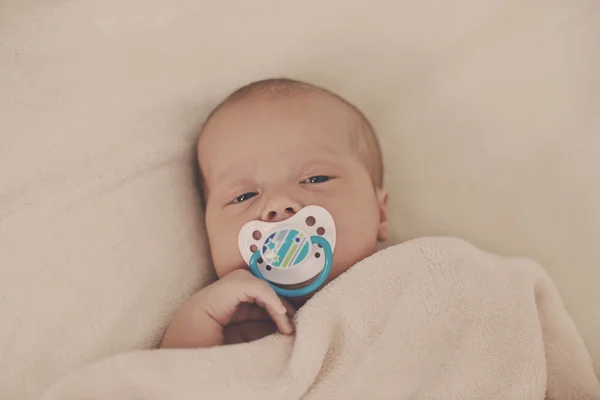 Recém-nascido com manequim — Fotografia de Stock