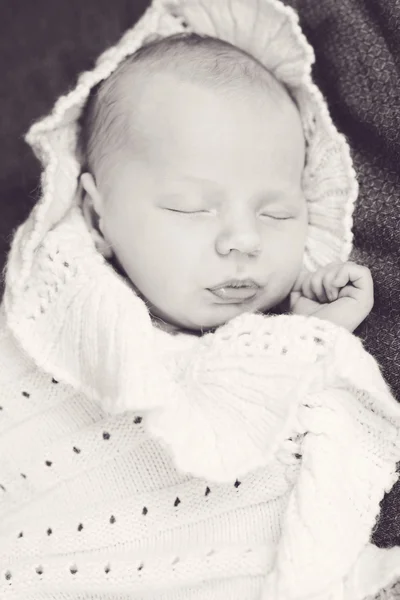 Pasgeboren baby slaapt — Stockfoto