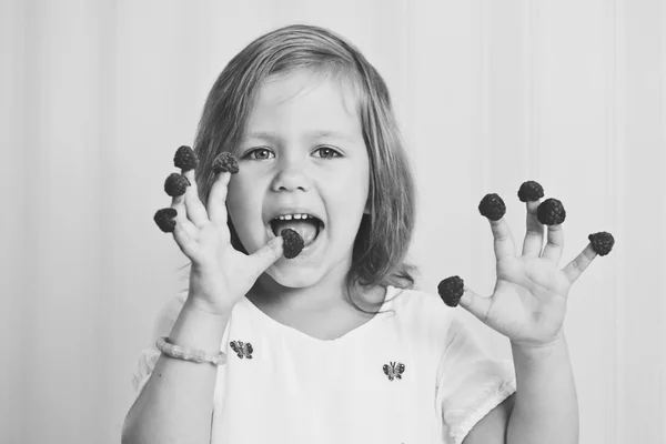 Menina com framboesa — Fotografia de Stock