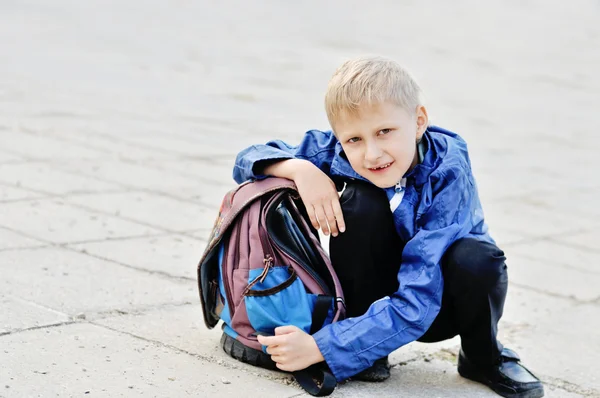 Sırt çantası ile öğrenci — Stok fotoğraf