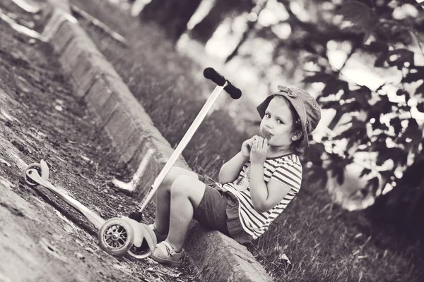 Meisje met scooter — Stockfoto