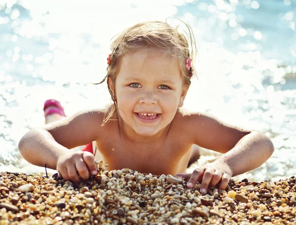 Menina feliz na água do mar — Fotografia de Stock