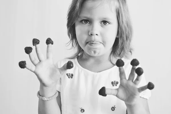 Meisje met framboos — Stockfoto