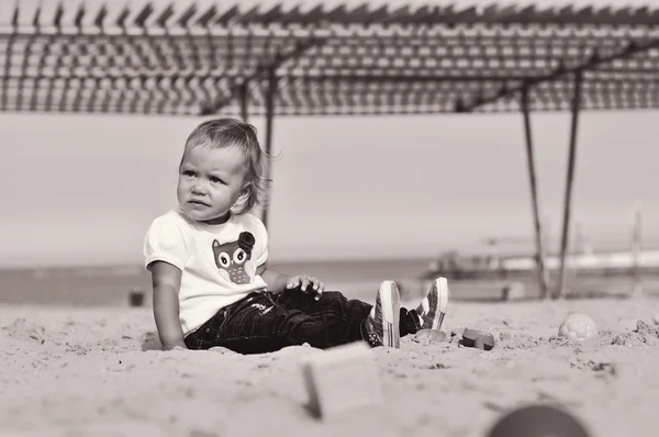 Meisje van de baby spelen in zand — Stockfoto