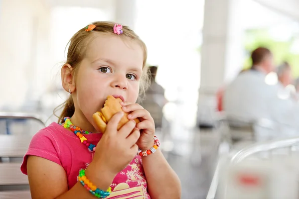 Bir hamburger ile küçük kız — Stok fotoğraf