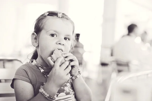 Menina com um hambúrguer — Fotografia de Stock