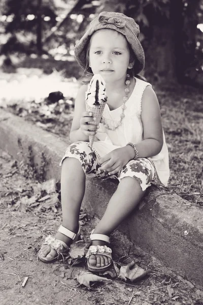 Roztomilá dívka se zmrzlinou — Stock fotografie