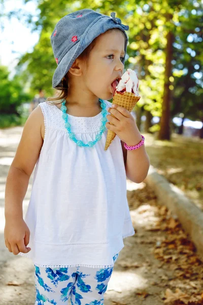 아이스크림을 먹은 귀여운 소녀 — 스톡 사진